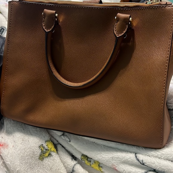 Selling my Michael kors bag haven’t used it in years used, in fair condition - Picture 3 of 3